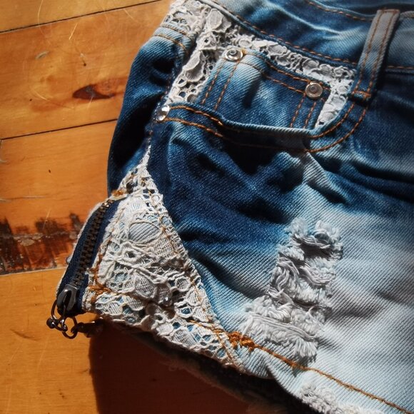 bleached blue shorts with lace detail - Picture 3 of 4